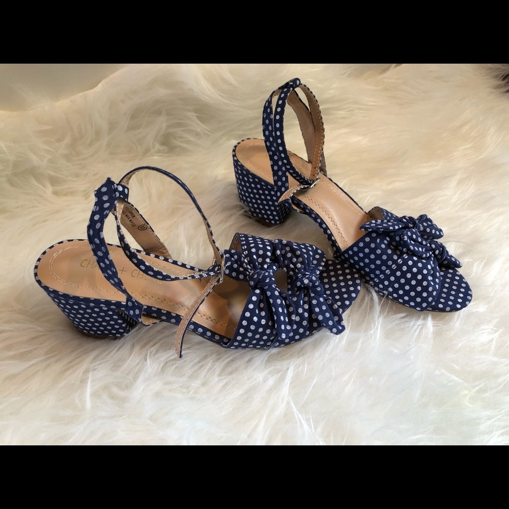 Sandals with A bow